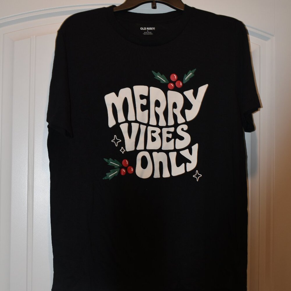 Old Navy Merry Vibes Only T-Shirt Size M